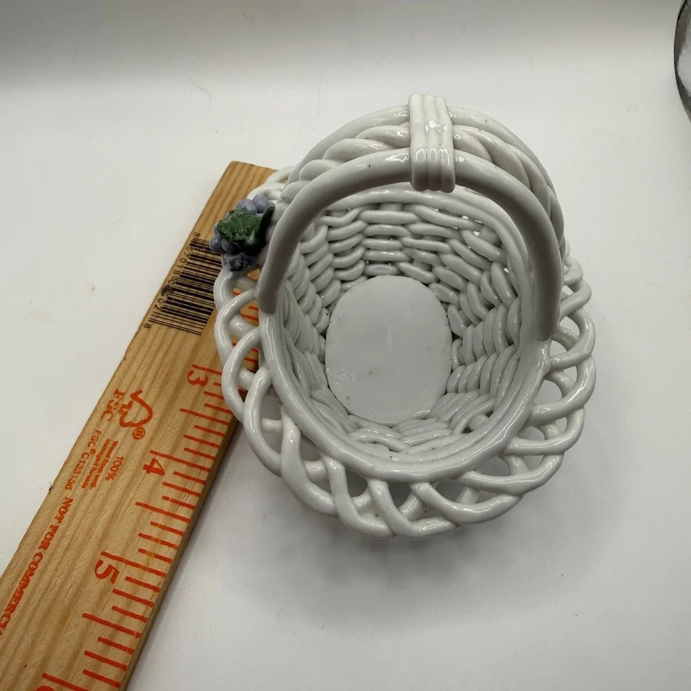 CAPODDIMONTE Lattice Basket Small White Grape‎ Accents Woven Vtg Decorative